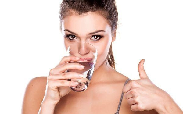 1. Uống đủ nước là cách giúp cơ thể giải độc và phòng tránh bệnh tật mùa hè. Theo khuyến cáo của cơ quan y tế, bạn nên uống khoảng 8 ly nước (tương đương 2 lít nước) mỗi ngày.