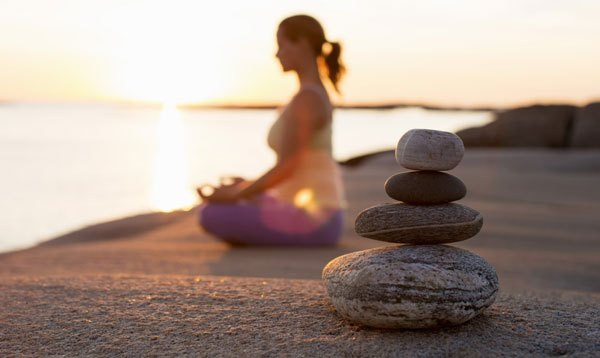 4. Tập Yoga hoặc thiền giúp loại bỏ những cơn căng thẳng, mệt mỏi. Điều này giúp bạn tăng cường hệ miễn dịch.