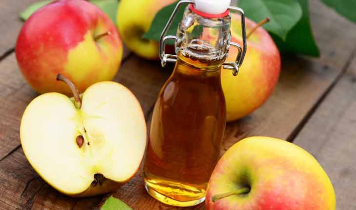 Giấm táo cho vào chai xịt phun lên vết rạn da và để khô. Rửa sạch bằng nước ấm vào buổi sáng.