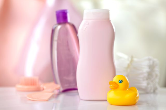 Dầu trẻ em: Thoa dầu thoa trực tiếp lên vết rạn da và mát xa cho đến khi da hấp thụ dầu. Sử dụng hàng ngày để có hiệu quả.