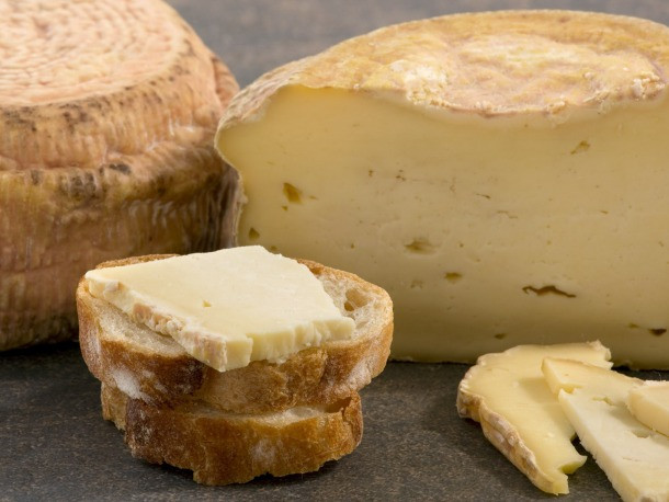 Pho mát để lâu: Ăn pho mát để lâu như cheddar và gouda sẽ cung cấp cho bạn nhiều vi khuẩn có lợi cùng với cả canxi và protein. Các loại phô mát tươi như mozzarella và feta thì không chứa lợi khuẩn.