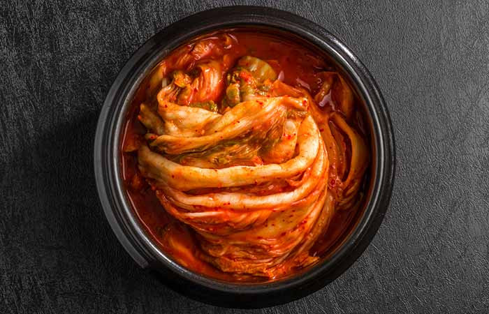 Kim chi được làm từ rau quả lên men, thường là cải thảo. Ngoài cung cấp lợi khuẩn, kim chi còn cung cấp chất xơ, vitamin A và C, canxi và các chất chống oxy hóa.