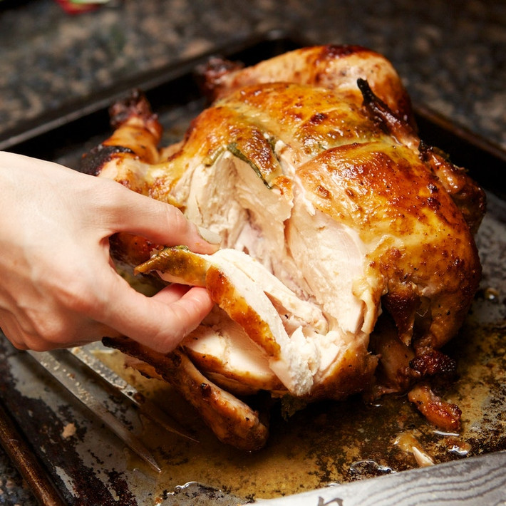 Theo “Thời Báo Washington”, chỉ riêng năm 2010, đã có 600 triệu con gà nướng Rotisserie được bán ra ở các siêu thị, cửa hàng, chưa kể đến 200 triệu con khác được bán từ những dịch vụ ăn uống.