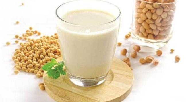 8. Ăn nhiều thực phẩm chứa canxi: Có nhiều trong đồ uống làm từ đậu nành và gạo... cung cấp canxi.