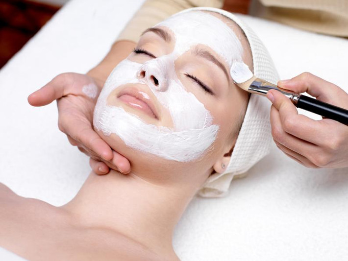 Trị thâm mắt: Để loại bỏ những quầng thâm đáng ghét quanh mắt, bạn chỉ cần duy trì thói quen thấm sữa tươi đều lên vùng quanh mắt sau mỗi sáng thức dậy.