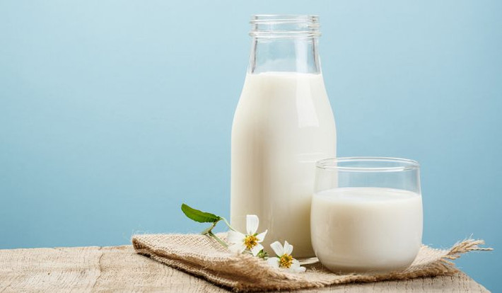 Làm dịu vết cháy nắng: Trộn 1 chén sữa tươi vào 2 chén nước, cho thêm vào đó 1 thìa cafe muối tinh. Hòa tan rồi nhẹ nhàng thoa lên vùng da bị cháy nắng.