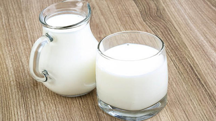 Tẩy trang bằng sữa tươi: Bạn chỉ việc thấm vào khăn bông một chút sữa tươi rồi lau đều lên mặt, sau đó rửa lại bằng nước mát.