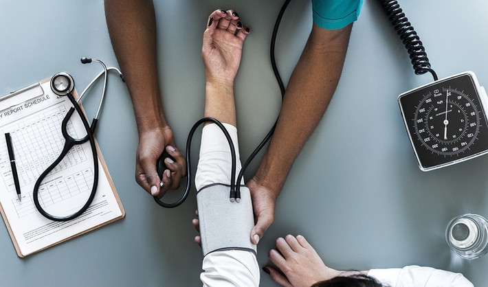 Một trong những công dụng của cần tây là kiểm soát cholesterol. Theo nghiên cứu của các chuyên gia dinh dưỡng, sau khi ăn cần tây đều đặn trong một tuần, hàm lượng cholesterol trong cơ thể sẽ được giảm một cách đáng kể. Ảnh: BS.