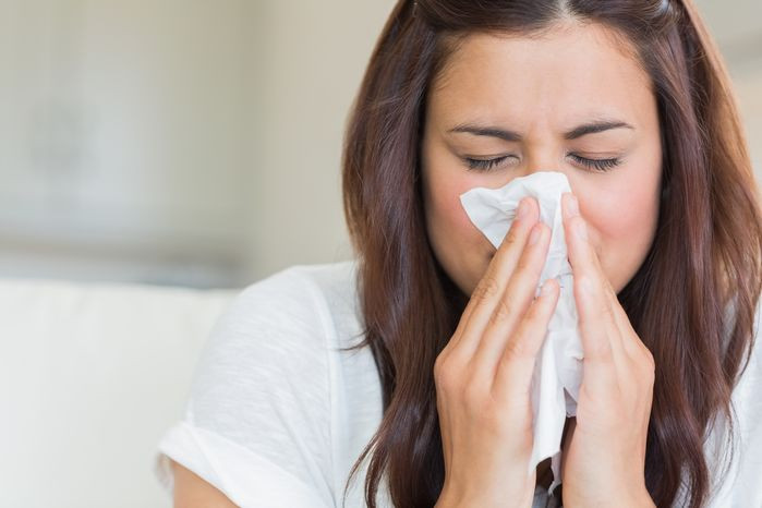 Hắt xì: Đây là cách cơ thể làm sạch đường mũi, loại bỏ những thứ độc hại như vi trùng, các chất kích thích. Khi bạn hít phải các vật gây kích thích niêm mạc của mũi, dây thần kinh gửi tín hiệu đến não bộ.