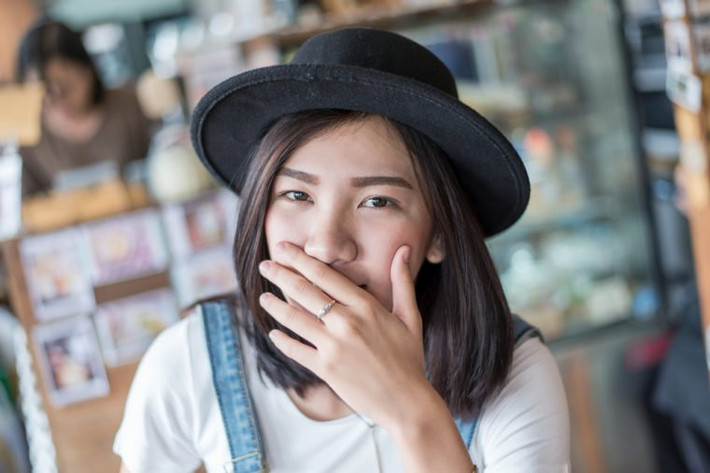 Ợ hơi và xì hơi: Ợ hơi xảy ra khi bạn nuốt quá nhiều không khí, ăn quá nhanh, nhai kẹo cao su, hoặc uống đồ uống có ga. Nhiễm trùng dạ dày cũng có thể gây ra ợ hơi.
