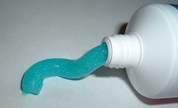 6. Kem đánh răng: Một phụ nữ tự tử bằng cách ăn khoảng 200 ml kem đánh răng. Cô ấy đã tử vong do độc tính của florua.