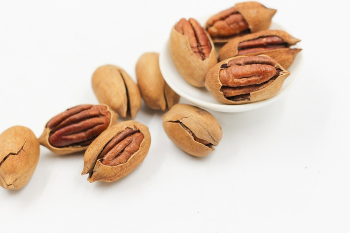 Hồ đào chứa rất nhiều calo, cung cấp năng lượng cho cơ thể. Vitamin E trong hồ đào giúp bảo vệ cơ thể khỏi tác động tiêu cực của môi trường và bức xạ mặt trời.