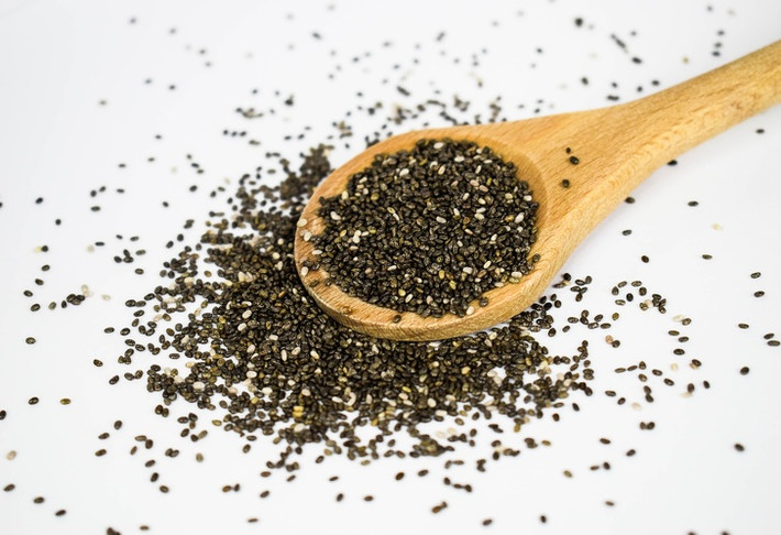 Hạt chia giàu các axit béo như omega 6 và omega 3, cần thiết cho hoạt động của tim và mạch máu, làm giảm mức cholesterol. Vitamin B của hạt chia bảo vệ cơ thể khỏi bệnh ngoài da. Ảnh: BS.