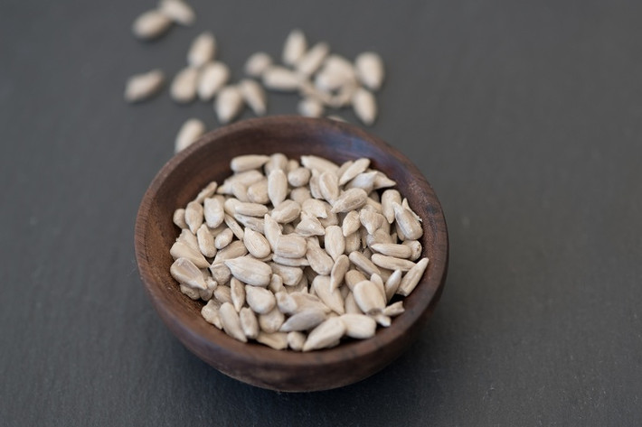 Hạt hướng dương chứa các protein giàu lưu huỳnh rất tốt cho mô cơ và xương. Chúng còn giúp ngăn ngừa nhiễm trùng phế quản và phổi.