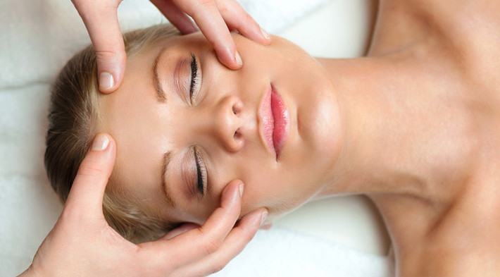 Giúp da săn chắc: Massage da mặt bằng kem dưỡng ban đêm giúp bạn cảm thấy thoải mái hơn và ngăn ngừa làn da bị chảy xệ.