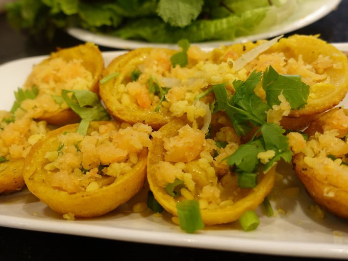 Bánh Khọt là bánh nhỏ nhân hải sản, giòn, mặn. Được làm bằng bột gạo, món bánh Khọt của Việt Nam nhỏ xinh có hương vị ngon và hình dáng bánh cũng rất bắt mắt. Món này ngon hơn khi ăn kèm rau sống và chấm mắm cay.