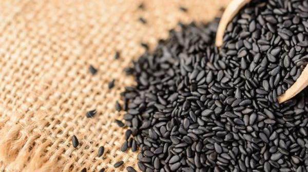 3. Hạt vừng đen: bổ sung canxi. Vừng đen giàu vitamin E, sắt và kẽm trong đó hàm lượng sắt cao gấp 2 lần so với hạt vừng trắng và là một trong số những thực phẩm có hàm lượng canxi cao hơn cả sữa (gấp 8 lần). Vừng đèn không dễ hấp thụ chất dinh dưỡng, bạn nên ăn dưới dạng bột. Vừng đen có hàm lượng chất béo gần 60% và hàm lượng calo cao nên cần giảm lượng dầu ăn khi nấu.