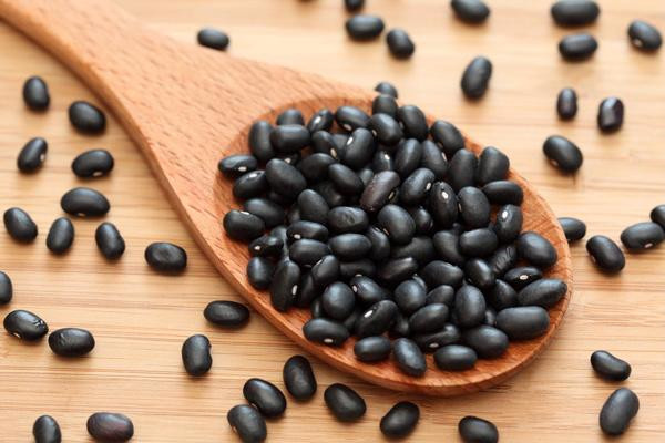 2. Đậu đen: giàu protein chất lượng. Đậu đen với lớp vỏ ngoài màu đen còn bên trong màu xanh hoặc vàng có chứa hàm lượng protein tốt rất cao, có thể chế biến thành sữa đậu nành, đậu phụ và các sản phẩm khác từ đậu. Các nghiên cứu đã chỉ ra rằng đậu đen là thực phẩm đen rất tốt cho máu. Người lớn nên ăn một ít đậu đen hàng ngày bằng cách nấu cháo hoặc súp.