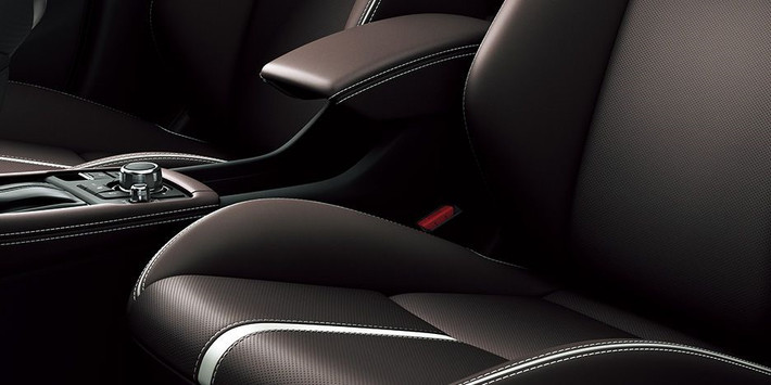 Mazda CX-3 Exclusive Mods 2019 thừa hưởng tiện nghi từ các model 20S và XD thông thường, chẳng hạn chất liệu da Nappa màu đỏ kết hợp với các đường viền trắng nổi bật.