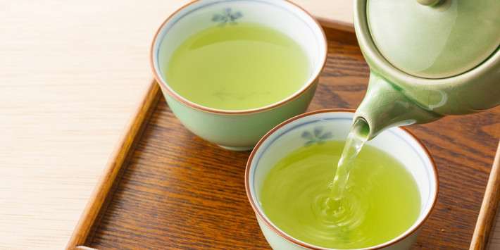 Trà xanh là một trong những thực phẩm quan trọng bảo vệ làn da của chúng ta khỏi tia UV của mặt trời. Trà xanh chứa các chất chống oxy hóa giúp ngăn chặn thiệt hại nghiêm trọng xảy ra khi các tế bào da tiếp xúc với các tia UV có hại của mặt trời.
