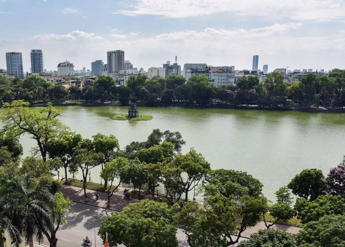 Hà Nội đang bước vào mùa hè nắng nóng, nhiệt độ tăng cao nhưng cũng là mùa xuất hiện mưa nhiều, kéo theo đó là hàng loạt những vấn đề có thể ảnh hưởng đến cuộc sống người dân.