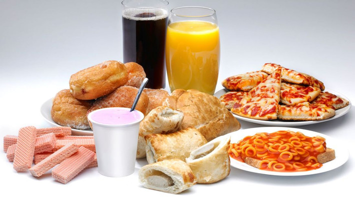 Ăn thực phẩm chế biến vào bữa ăn sáng là một trong những sai lầm phổ biến gây tăng cân. Lý do là bởi những thực phẩm này chứa nhiều lượng đường và muối có thể ảnh hưởng đến sức khỏe tổng thể của bạn và gây tăng cân.