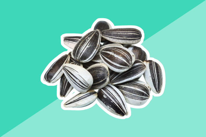 Hạt hướng dương là nguồn cung cấp vitamin E tuyệt vời. Ngoài ra, nó còn cung cấp các khoáng chất quan trọng khác như mangan, magiê và selen.