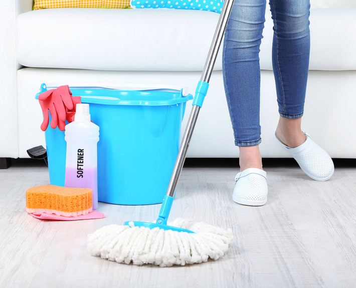 Trước khi bạn lau rửa sàn nhà, hãy thêm một ít nước xả vải vào trong nước để sàn nhà sạch sẽ trong một khoảng thời gian dài hơn.