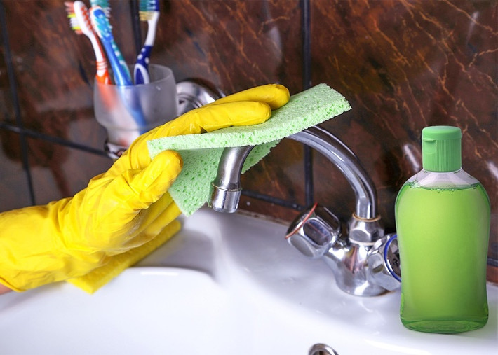 Để đánh bóng các bề mặt mạ crôm, hãy lau chúng bằng chiếc khăn có một vài giọt dầu dưỡng ẩm em bé.