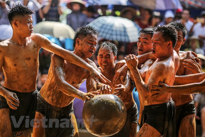 Theo truyền thuyết, lễ hội cầu bùn có từ thời Lý Bôn, Lý Bí đánh đuổi quân Lương (thế kỷ 4-5) gắn với sự tích bốn anh em Trương Hống, Trương Hách, Trương Lừng, Trương Lẫy khi đi qua làng đã chiến thắng lũ quỷ trong trận vật cầu ở đầm lầy. Kể từ đó, hằng năm lũ quỷ phải tham gia hội vật cầu bùn để góp vui cho các vị thần làng. (Ảnh: Minh Sơn/Vietnam+)