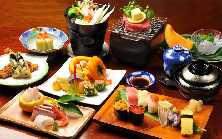 Họ áp dụng 8 nguyên tắc dinh dưỡng cơ bản trong chế độ ăn hàng ngày. Đầu tiên là giảm thiểu lượng thực phẩm chế biến sẵn, thực phẩm chứa nhiều đường và muối, đồ uống ngọt.
