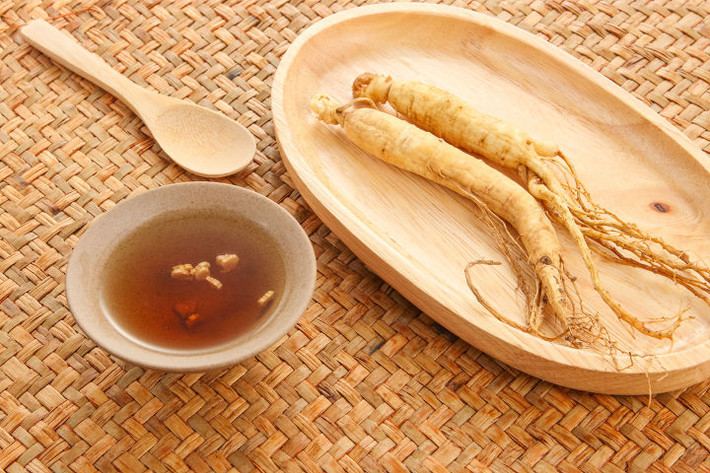 Nhân sâm chứa các hợp chất ginsenosides giúp phòng chống tổn thương gan, giải độc tính của gan, xơ gan và gan nhiễm mỡ. Để gan khỏe mạnh, bạn có thể dùng 2 chén trà nhân sâm mỗi ngày.