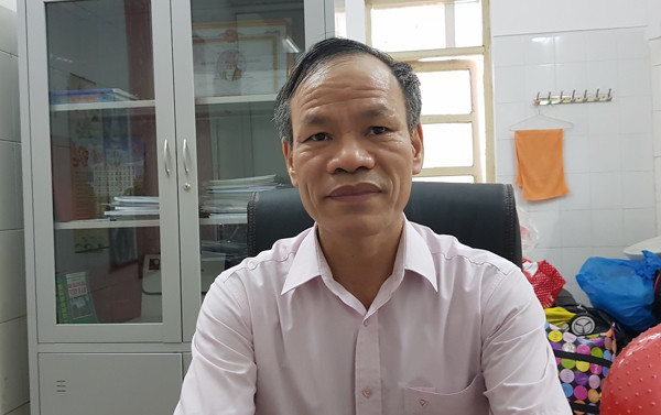 “Về nhà, cháu bắt đầu xuất hiện thêm nhiều biểu hiện lạ. Hễ cứ nâng đầu lên là người rũ như tàu lá chuối, bất tỉnh, sau chừng 1-2 phút tự hồi. Chân tay cũng nhũn ra không đi được nên chỉ nằm một chỗ, đi vệ sinh phải có người bế”, chị Lý kể lại. BS Tâm chia sẻ, trong nhiều chục năm làm nghề, đây là ca bệnh lần đầu tiên ông gặp tại Việt Nam. Nguyên nhân có thể do trẻ được nuông chiều quá mức hoặc do ức chế, căng thẳng thần kinh tích tụ kéo dài.