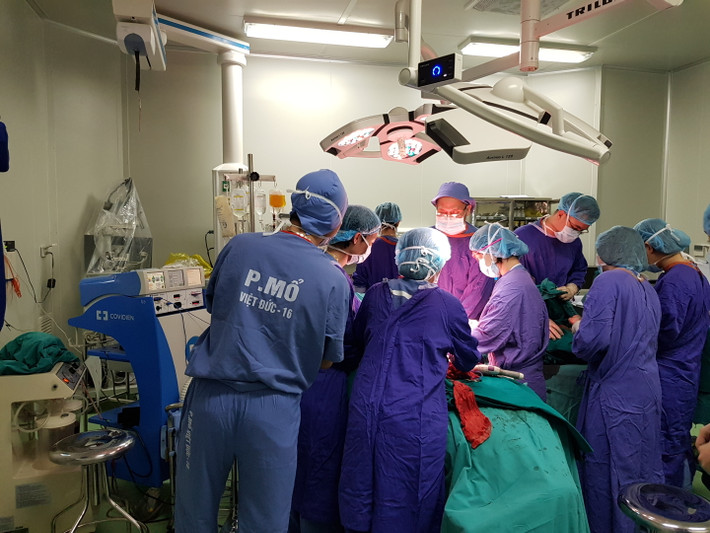 Bệnh nhân được chẩn đoán bị u xơ thần kinh. Sau hơn 8 tiếng phẫu thuật các bác sỹ đã cắt gần hêt khối u vùng lưng và mông khoảng 23 kg (Phần u lớn đùi và gối trái không thể phẫu thuật cùng lúc nên phải để chờ phẫu thuật tiếp theo). Tổng lượng máu phải truyền cho bệnh nhân là hơn 5 lít.