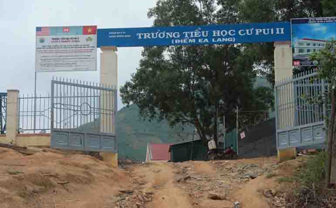 Các Bác sĩ tại huyện Krông Bông đến thăm khám và chẩn đoán 6 nữ học sinh trên có triệu chứng của bệnh “Rối loạn phân ly tập thể”, tương tự như 9 em học sinh phát bệnh tại điểm trường Nà Bản (xã Xuân Lạc, huyện Chợ Đồn, tỉnh Bắc Kạn).