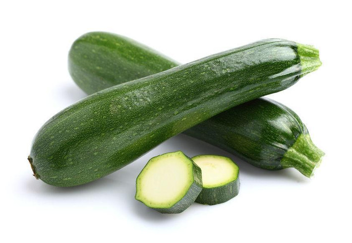 Bí ngòi là một loại quả mùa hè có chứa vitamin C và các chất dinh dưỡng thực vật quan trọng. Dưỡng chất trong bí ngòi thúc đẩy sản xuất collagen và tăng trưởng mô xương khỏe mạnh. Ảnh: Internet.