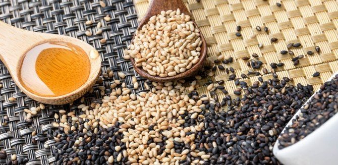 Hạt mè hay còn được gọi là hạt vừng có chứa lignin, hợp chất hóa học sản sinh ra phytoestrogen. Thực phẩm làm tăng estrogen này cũng có hàm lượng chất xơ cao và khoáng chất cần thiết cho cơ thể.