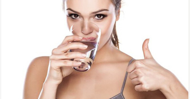 Ngoài ra, có một mẹo giảm cân khác là uống ít nhất một ly nước đầy trước mỗi bữa ăn sẽ lấp đầy dạ dày và khiến bạn ăn ít hơn. Nhờ vậy, bạn sẽ nhanh chóng đạt được mục tiêu giảm cân. Ảnh: BS.