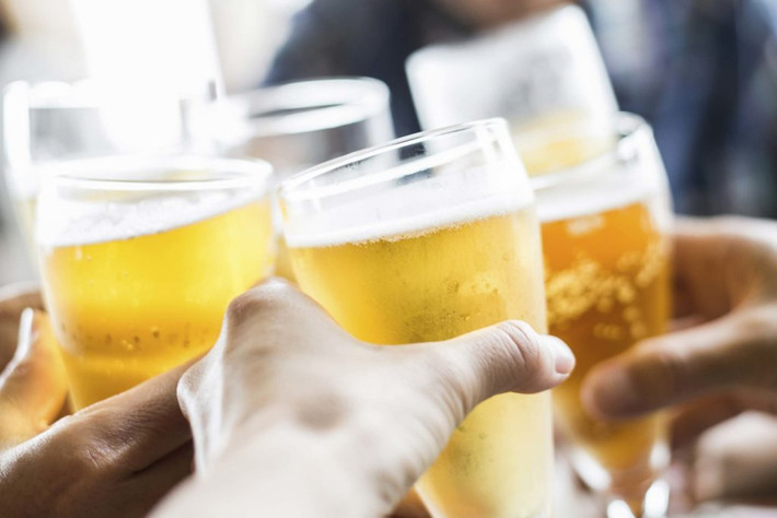 Uống quá nhiều rượu thực sự làm suy yếu hoặc giết chết một số tế bào kháng thể cần thiết để tiêu diệt các tế bào nhiễm virus. Uống quá nhiều rượu cũng cản trở sản xuất bạch huyết và bạch cầu làm suy yếu hệ thống miễn dịch của bạn theo thời gian.