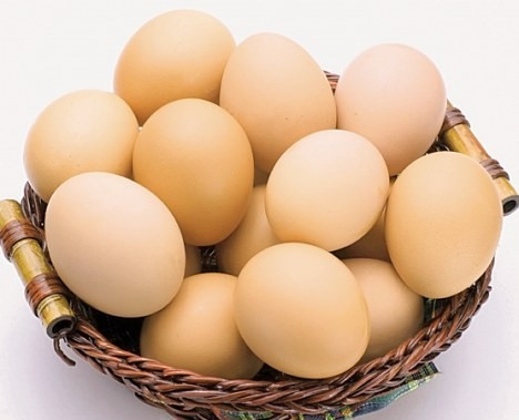 Trứng là một trong số ít thực phẩm chứa lượng Vitamin D dồi dào. Vitamin D là một dưỡng chất cần thiết cho con người.