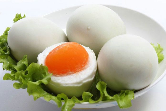 Mỗi quả trứng cung cấp hai phần ba lượng cholesterol khuyến cáo hàng ngày. Tuy nhiên, theo những nghiên cứu, ăn trứng hàng ngày cũng không làm tăng nguy cơ bệnh tim. Ảnh: Internet