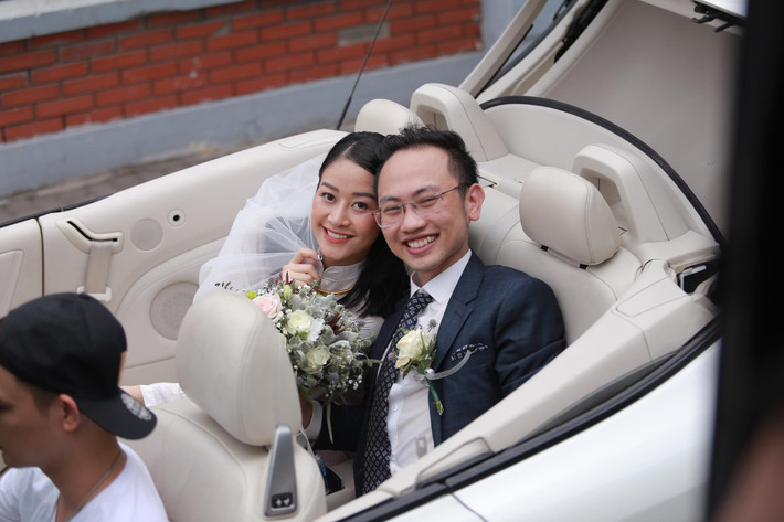 Đám cưới chính thức của MC Phí Linh và ông xã Lê Hoàng Linh sẽ diễn ra ngày mai (14/6) vào hồi 18h trong khuôn viên một khách sạn 5 sao tại Hà Nội với sự tham gia của nhiều bạn bè trong showbiz và gia đình hai bên.