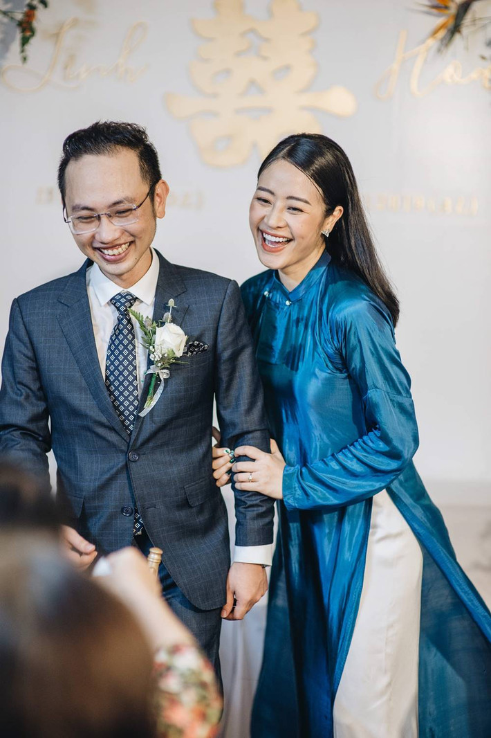 Trong khi đó, Phí Linh khi còn là cô bé 4 tuổi đã xuất hiện trên truyền hình để đọc thơ và hát. Nữ MC sở hữu nét đẹp hiện đại, cá tính cùng nụ cười rạng rỡ. Giải Á quân trong cuộc thi Cầu Vồng lĩnh vực MC 2012 là bệ phóng giúp Phí Linh theo đuổi công việc dẫn chương trình truyền hình. MC sinh năm 1989 thể hiện được sự sắc sảo, thông minh của mình khi dẫn các chương trình: Thay đổi cuộc sống, Muôn màu showbiz, Thần tượng Bolero 2017 và mới đây là The Face và The Voice.
