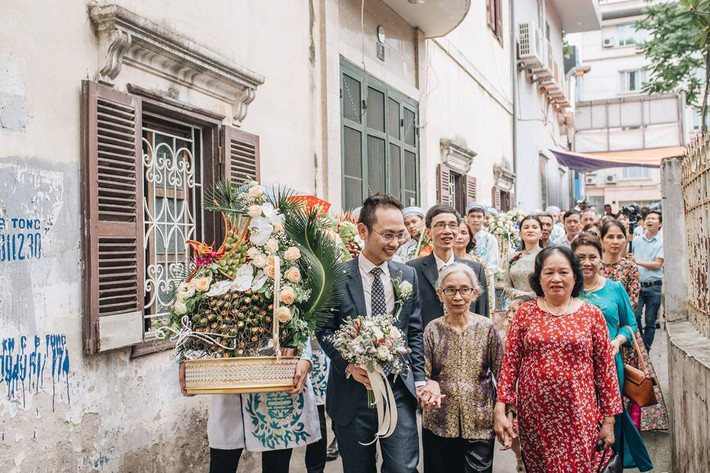 Chồng tương lai của nữ MC Phí Linh hiện đang là Phó trưởng phòng VTV4. Dù còn khá trẻ nhưng anh được giao đảm nhiệm khá nhiều công việc quan trọng ở Đài truyền hình Việt Nam.