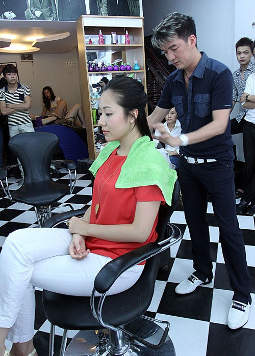 Đàm Vĩnh Hưng là một trong những nam ca sỹ đa tài của showbiz Việt. Hơn 20 năm lăn lộn trong nghề, từ một anh cắt tóc, đi hát dạo đến danh xưng “quý ông nhạc Việt”, “ông hoàng nhạc Việt”, Đàm Vĩnh Hưng nếm trải đủ đầy mật ngọt lẫn cay đắng với nghề, với đời. Trước khi bước chân vào con đường ca hát chuyên nghiệp, Đàm Vĩnh Hưng từng phải trải qua rất nhiều việc mưu sinh. Trong đó cắt tóc là một trong những công việc gắn bó lâu nhất với ca sĩ "Bình minh sẽ mang em đi".