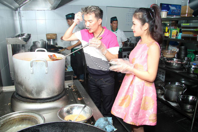 Đàm Vĩnh nhiệt tình hướng dẫn Ngọc Trâm thực hiện món ăn lẩu cá. Rất nhiều sao Việt sau khi nếm thử đều tấm tắc khen ngon và “chứng nhận” Đàm Vĩnh Hưng rất đảm đang trong chuyện bếp núc.