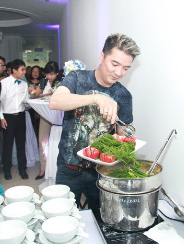Giọng ca “Qua cơn mê” thường xuyên khiến mọi người phải trầm trồ khen ngợi những món ăn do chính anh làm đầu bếp. Từng chia sẻ niềm đam mê ẩm thực của mình, Mr. Đàm đã mạnh tay đầu tư mở nhà hàng riêng với mong muốn “tạo một cái gì đó ổn định cho mình sau này”.