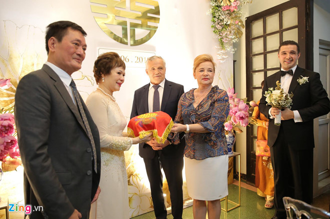 Sáng 15/6, lễ rước dâu của Phương Mai và bạn trai doanh nhân được tổ chức tại Hà Nội. Bạn trai Phương Mai là người Ba Lan, song lễ cưới của cặp uyên ương vẫn được tổ chức theo đúng phong tục truyền thống Việt Nam. Bố mẹ của chú rể đến Hà Nội cách đây vài ngày để cùng gia đình cô dâu chuẩn bị cho ngày trọng đại.