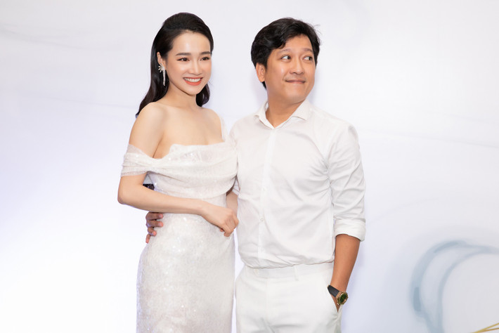 Bên cạnh ông xã lịch lãm với bộ vest, trông Nhã Phương xinh đẹp như một nàng công chúa với nụ cười toả sáng cùng ánh mắt lấp lánh hạnh phúc.