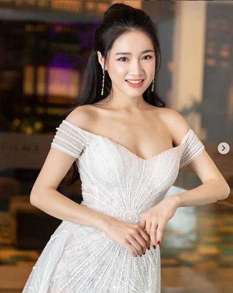 Nữ diễn viên để lộ bờ vai trần hờ hững gợi cảm.